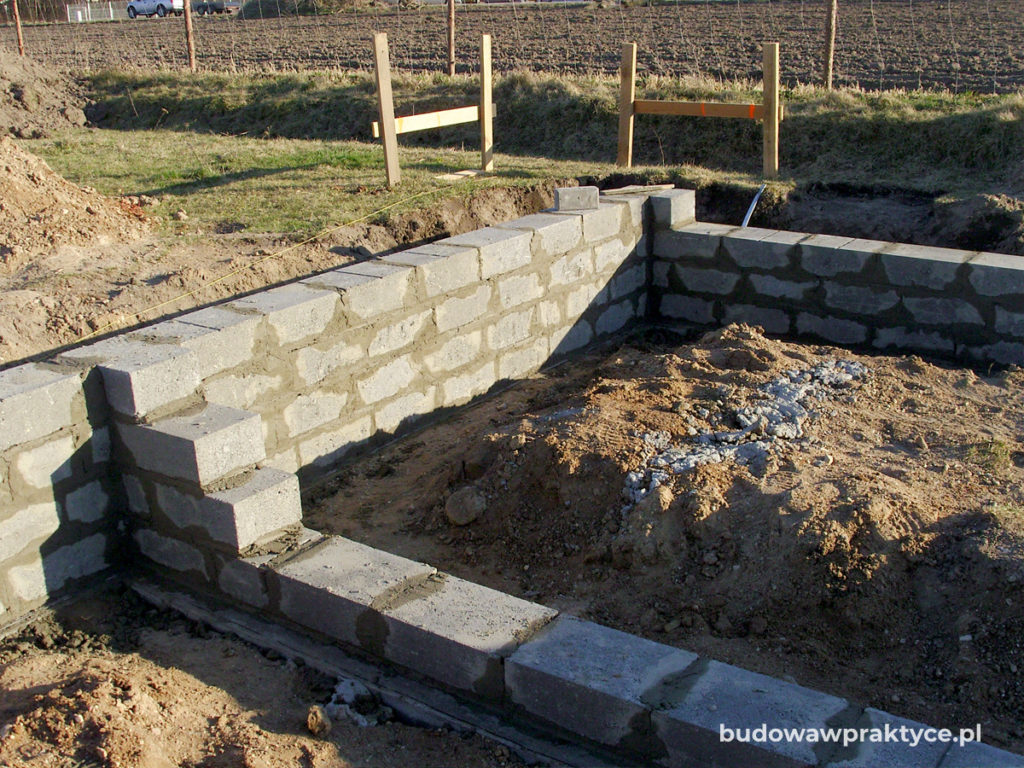 ściany fundamentowe z bloczkó betonowych