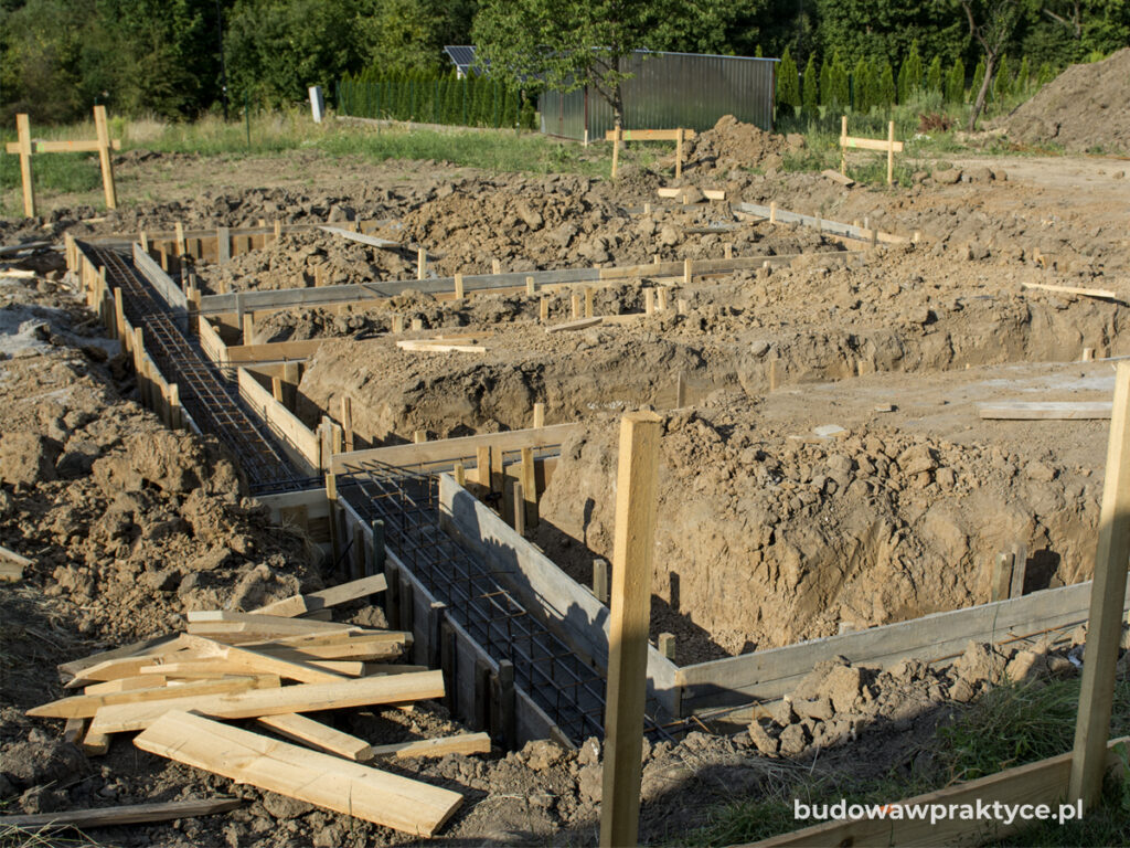 wykopy pod ławy fundamentowe w gruntach gliniastych